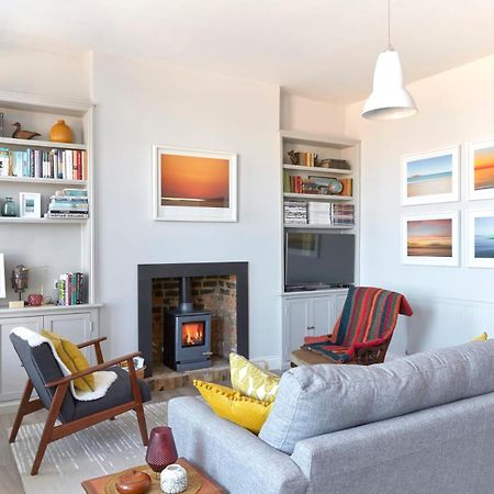 Spacious Beach Front Apartment With Stunning Sea Views Deal Exterior photo