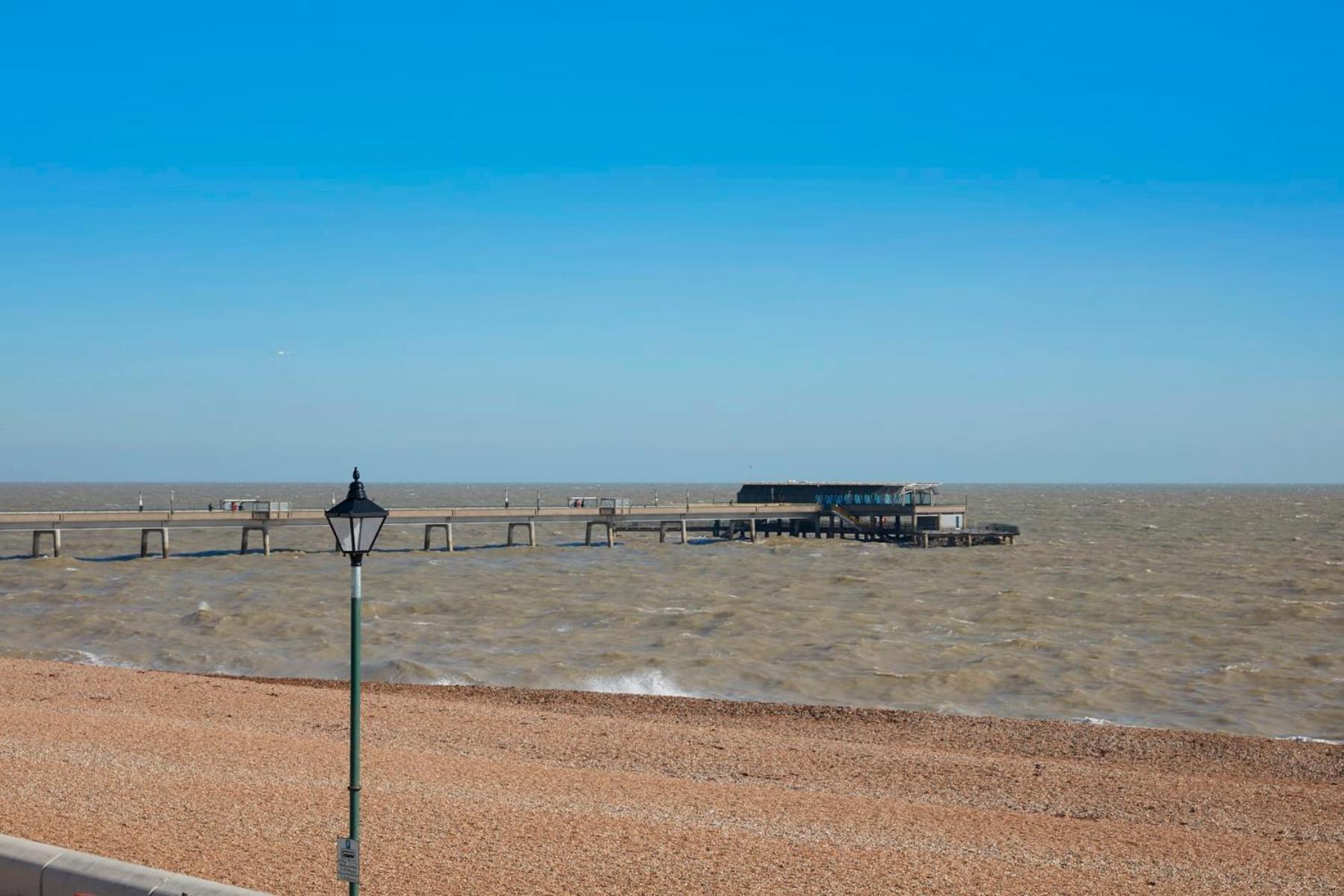 Spacious Beach Front Apartment With Stunning Sea Views Deal Exterior photo
