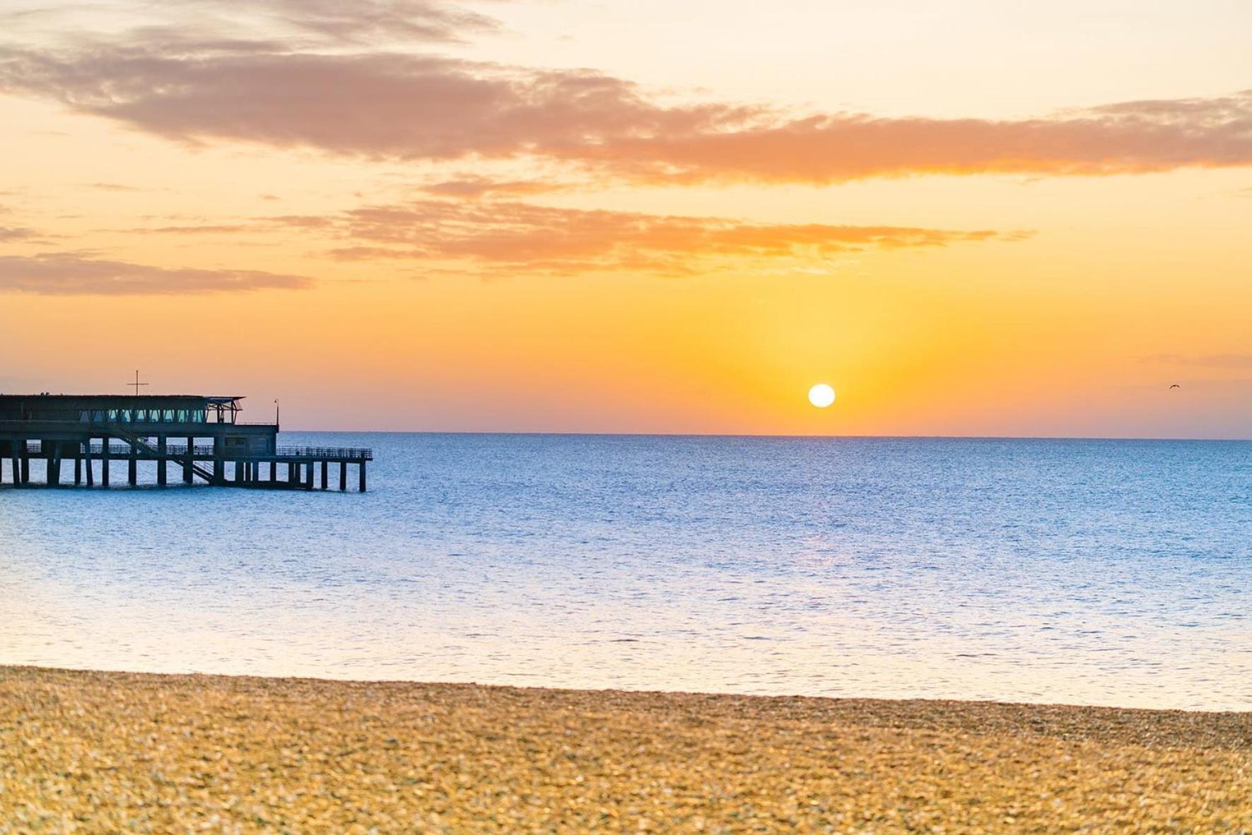 Spacious Beach Front Apartment With Stunning Sea Views Deal Exterior photo